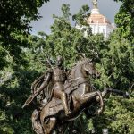 A los pies del héroe: ¿Qué esconde la estatua de Bolívar?