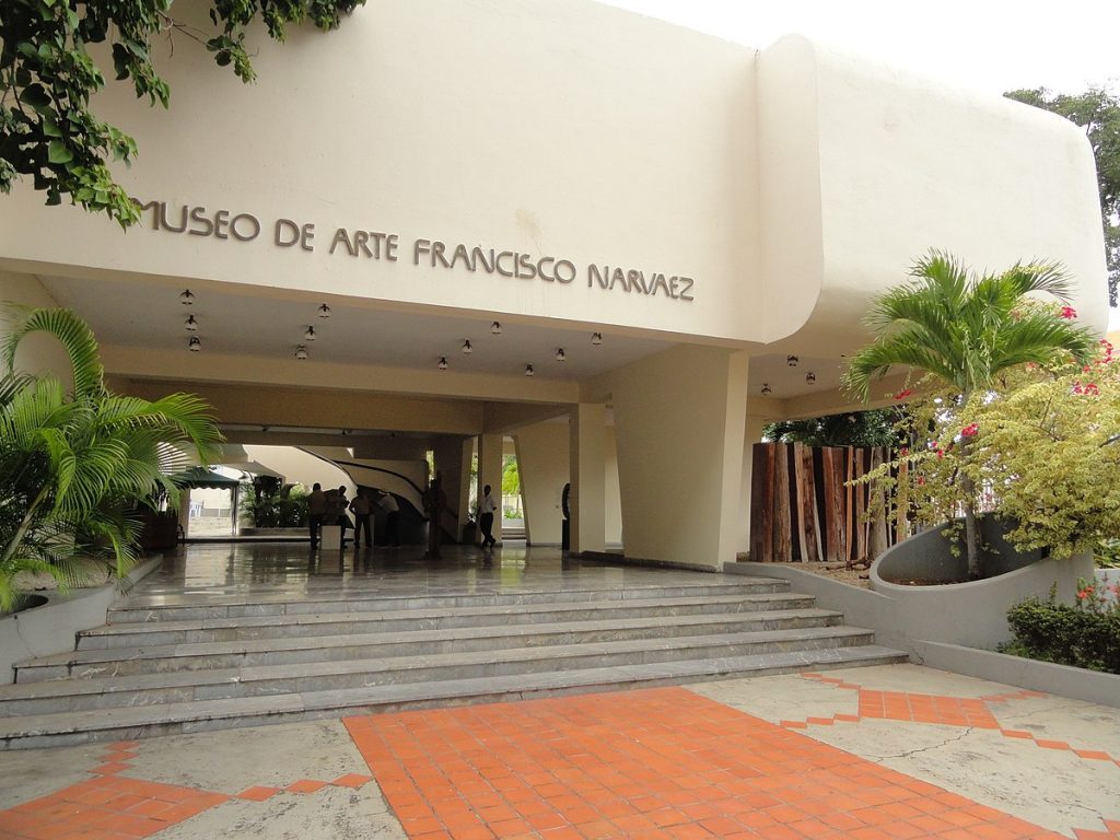 1200px-Entrada_principal_del_museo