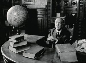 Borges rodeado de libros