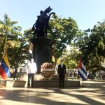 141 años de la estancia de José Martí, ante la estatua ecuestre del Libertador en Caracas